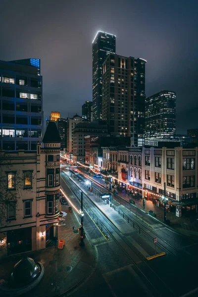 Main Street la nuit, au centre-ville de Houston, Texas — Photo