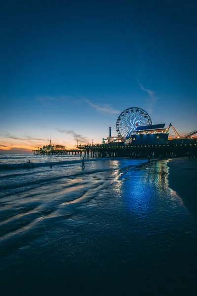 De Santa Monica Pier bij zonsondergang, in Los Angeles, Californië — Stockfoto