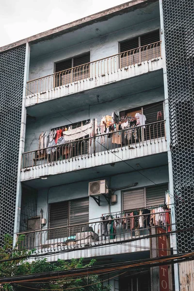 Прачечная висит на балконах в Бинондо, Маниле, Филиппинах — стоковое фото