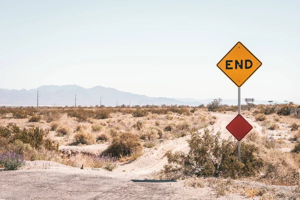 終了記号と砂漠の中心、カリフォルニアの砂漠の風景 — ストック写真