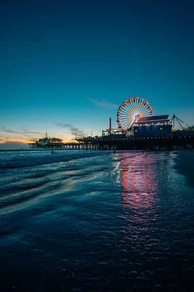 O cais de Santa Monica ao pôr-do-sol, em Los Angeles, Califórnia — Fotografia de Stock