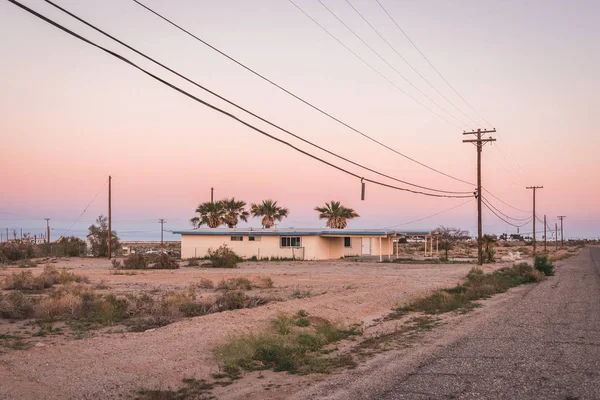 Casa abandonada e rua ao pôr do sol, em Salton City, Califórnia — Fotografia de Stock