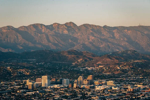 Widok na Glendale i góry San Gabriel, z Griffith Pa — Zdjęcie stockowe