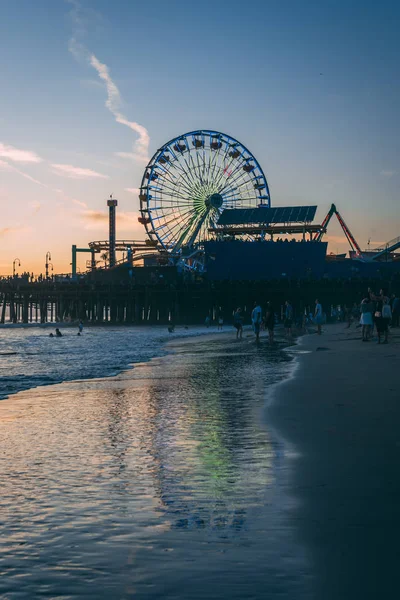 A Santa Monica mólón naplementekor, Los Angeles, Kalifornia — Stock Fotó