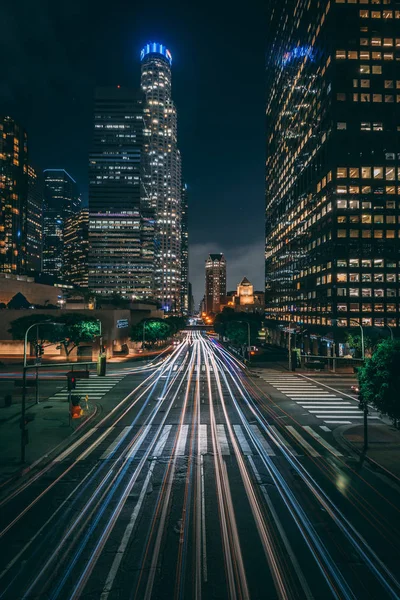 Longa exposição noite paisagem urbana no centro de Los Angeles, Califórnia — Fotografia de Stock