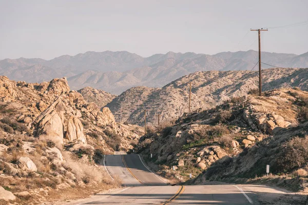 Colinas e paisagem desértica ao longo de uma estrada em Pioneertown, Califórnia — Fotografia de Stock