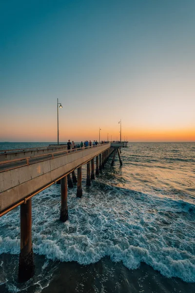 El muelle en Venice Beach al atardecer, en Los Ángeles, California — Foto de Stock