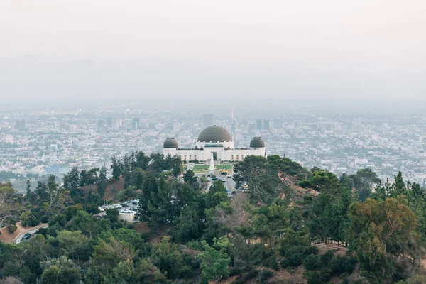 Vista del Observatorio Griffith en un día sombrío en Los Ángeles, Cal — Foto de Stock