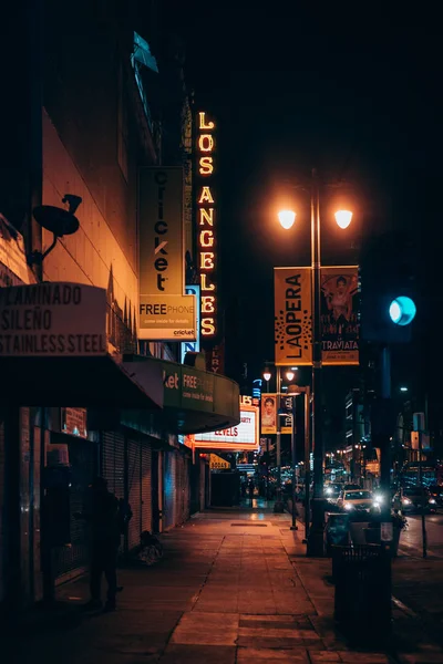 El teatro de Los Ángeles en Broadway por la noche, en el centro de Los An — Foto de Stock