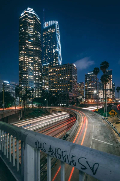 Long exposure night cityscape view of the 110 Freeway and downto — Stockfoto