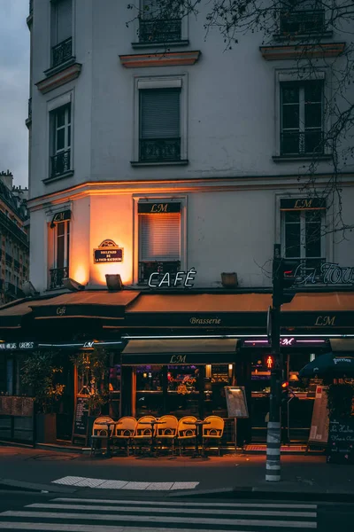 Una cafetería con letrero de neón en París, Francia — Foto de Stock