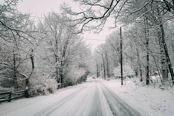 Salju menutupi jalan pedesaan di musim dingin, Glen Rock, Pennsylvania — Stok Foto