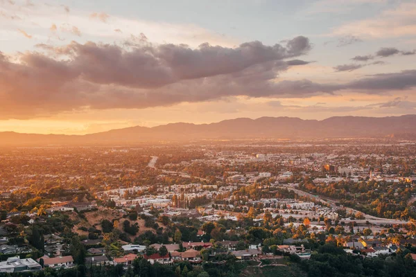 Zonsondergang landschap uitzicht op de San Fernando Valley, van Mulhollan — Stockfoto