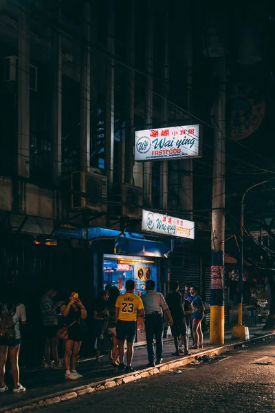 Wai-ying Fast Food znamení v noci, v Binondo, Manila, Philip — Stock fotografie