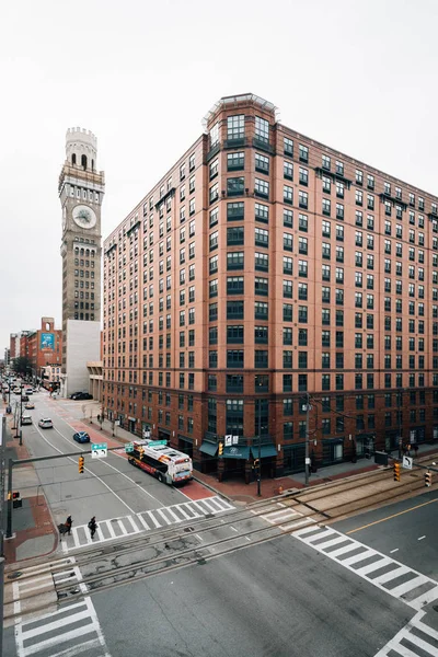 Kruising met de Bromo Seltzer Tower in het centrum van Baltimore, — Stockfoto