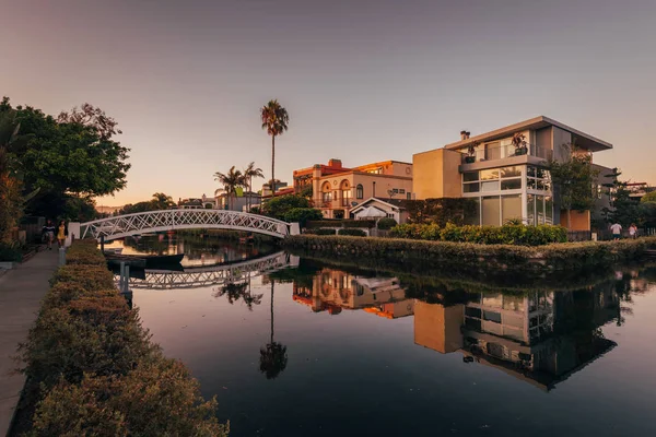 Kanál a domy při západu slunce, v Venice Beach, Los Angeles, Califo — Stock fotografie