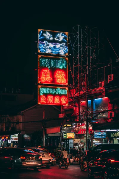 Señales de neones por la noche en Chinatown, Bangkok, Tailandia — Foto de Stock