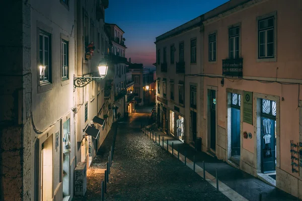 Une rue pavée la nuit à Lisbonne, Portugal — Photo