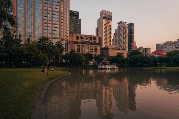 Günbatımında Bencha 'da, Sukhumvit Yolu' nda göl ve modern binalar. — Stok fotoğraf