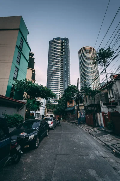 Una strada a Poblacion, Makati, in Metro Manila, Filippine — Foto Stock