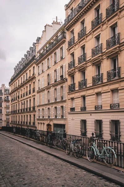 Jízdní kola a historická architektura v Paříži, Francie — Stock fotografie