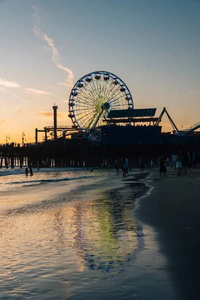 De Santa Monica Pier bij zonsondergang, in Los Angeles, Californië — Stockfoto