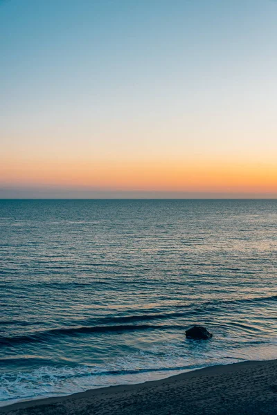 Pôr do sol sobre o Pacífico em El Pescador State Beach, Malibu, Cali — Fotografia de Stock