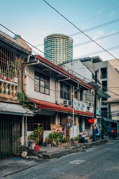 Ένας δρόμος στο Poblacion, Makati, στο μετρό Μανίλα, Φιλιππίνες — Φωτογραφία Αρχείου