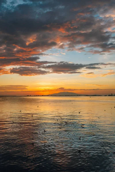 Sonnenuntergang über der Bucht von Manila in Ermita, Manila, den Philippinen — Stockfoto