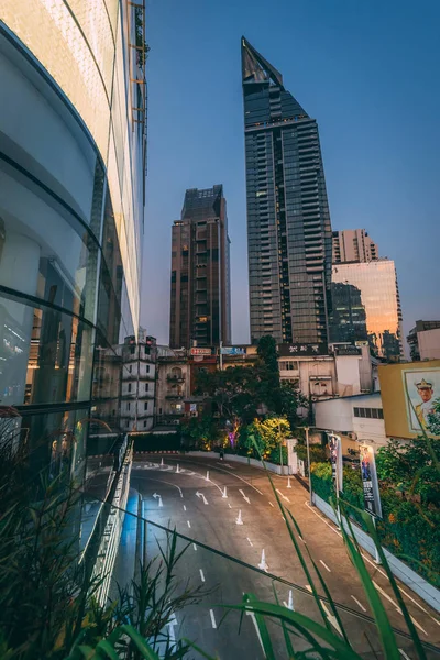 Modern stadsbild vid Phrom Phong, på Sukhumvit Road i Bangk — Stockfoto