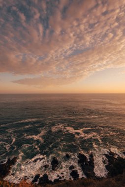 Malibu, California 'daki Point Dume State Sahili' nden gün batımı manzarası