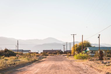 Gün batımında, bir sokak Salton şehir, Califo terk edilmiş kasabasında