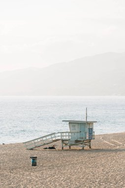 Malibu, California 'daki Point Dume sahilinde cankurtaran durağı.