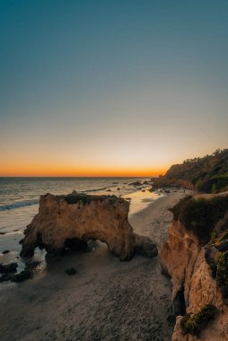 Malibu, California 'daki El Matador Eyalet Plajı' nda gün batımı