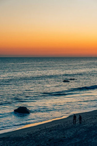 Coucher de soleil sur le Pacifique à El Pescador State Beach, Malibu, Cali — Photo