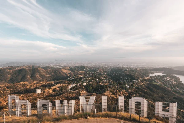 Vista sobre o Sinal de Hollywood, em Los Angeles, Califórnia — Fotografia de Stock