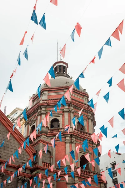 Flaggen und Binondo-Kirche, in Manila, den Philippinen — Stockfoto