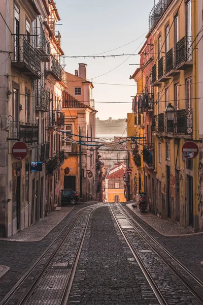 Eine bunte straße in bairro alto, lisbon, portugal — Stockfoto