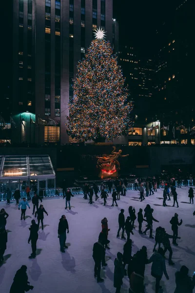 Choinka i lodowisko w Rockefeller Center at nig — Zdjęcie stockowe