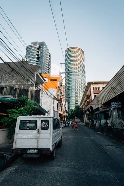 Σκηνή δρόμου στο Poblacion, Makati, στη Μανίλα, Φιλιππίνες — Φωτογραφία Αρχείου