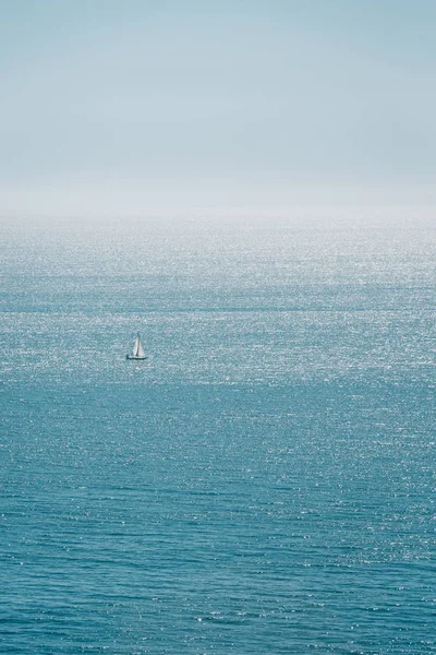Sailboat in the Pacific Ocean, seen from Pacific Palisades, Cali — Stock Photo, Image