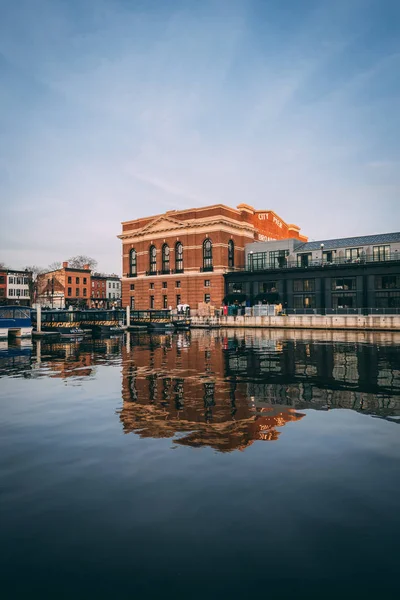 Broadway Pier, in Fells Point, Baltimore, Maryland — Stock Photo, Image