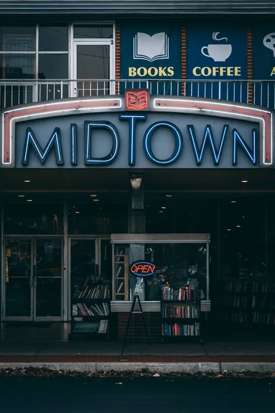 The Midtown Scholar Bookstore neon sign in Midtown Harrisburg, P — Foto Stock