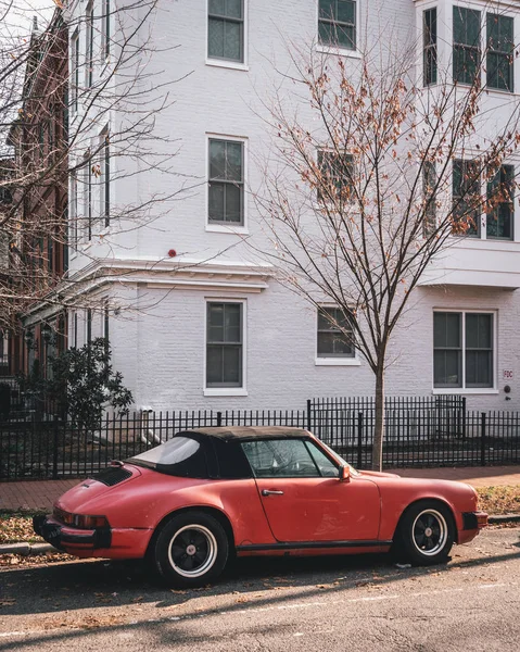 Old red Porsche in Capitol Hill, Washington, DC — 스톡 사진