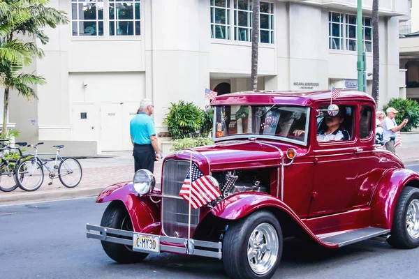 Honolulu, Hawaii, Usa - 30 maj 2016: Waikiki Memorial Day Parade - klassiska bilar Royaltyfria Stockbilder