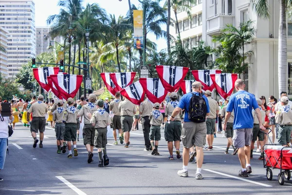 Honolulu, Hawaii, Usa - 30 maj 2016: Waikiki Memorial Day Parade - Bsa Troop 135 Royaltyfria Stockbilder