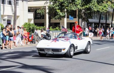 Beyaz bir Corvette kadar çizgi Waikiki anma günü geçit töreninde