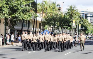 Genç Waikiki anma günü geçit töreninde yürüyen askerler