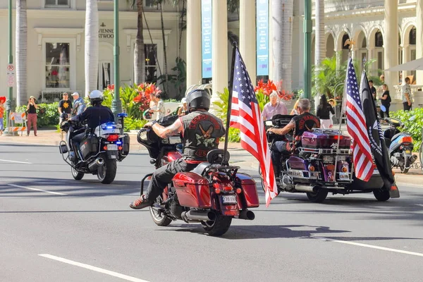 骑自行车的人线在威基基阵亡将士纪念日游行 — 图库照片