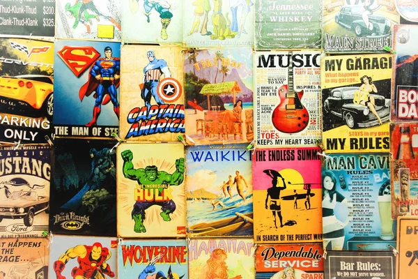 Παλιά Comics και πινακίδες για πώληση στο Waikiki πάγκους στην αγορά — Φωτογραφία Αρχείου